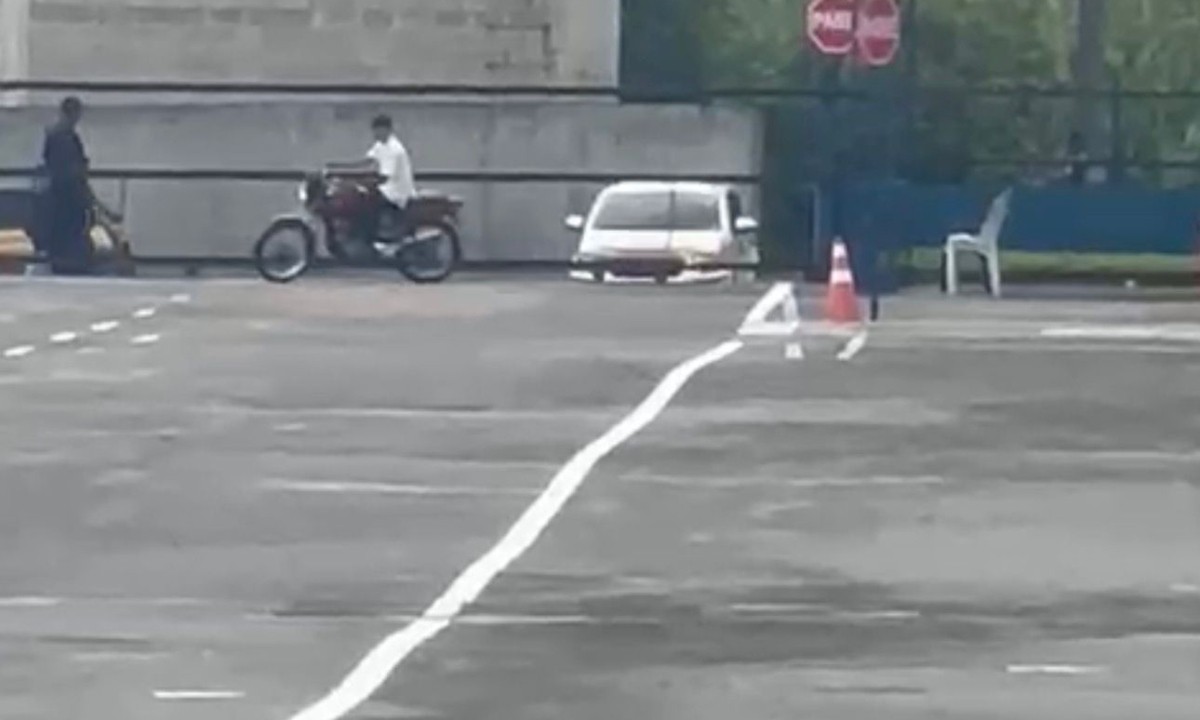 Vídeo mostra candidato à CNH tentando fugir com moto irregular antes de exame prático em Manaus