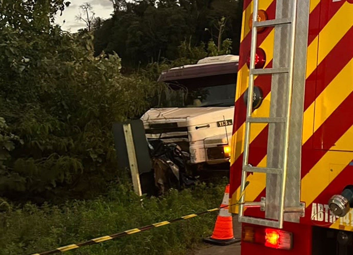 Jovens morrem após carro ser esmagado por caminhão em batida frontal na BR-163 em SC