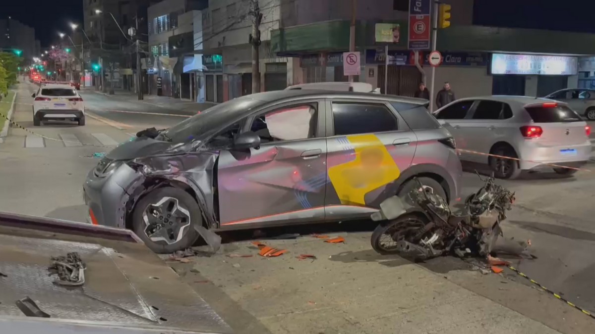 VÍDEO: Motorista de aplicativo grava o próprio acidente com câmera de bordo; colisão no RS deixou motociclista morto 