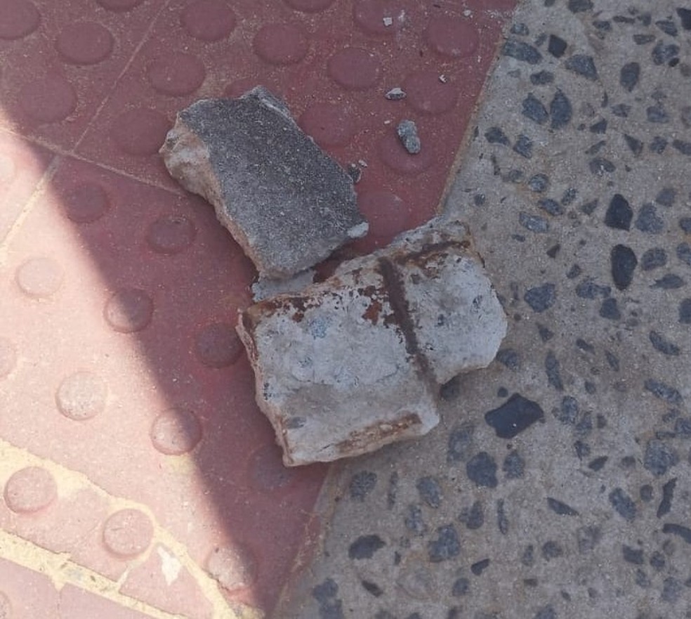 Pedao de concreto que se desprendeu de poste e atingiu cabea de grvida — Foto: Redes Sociais