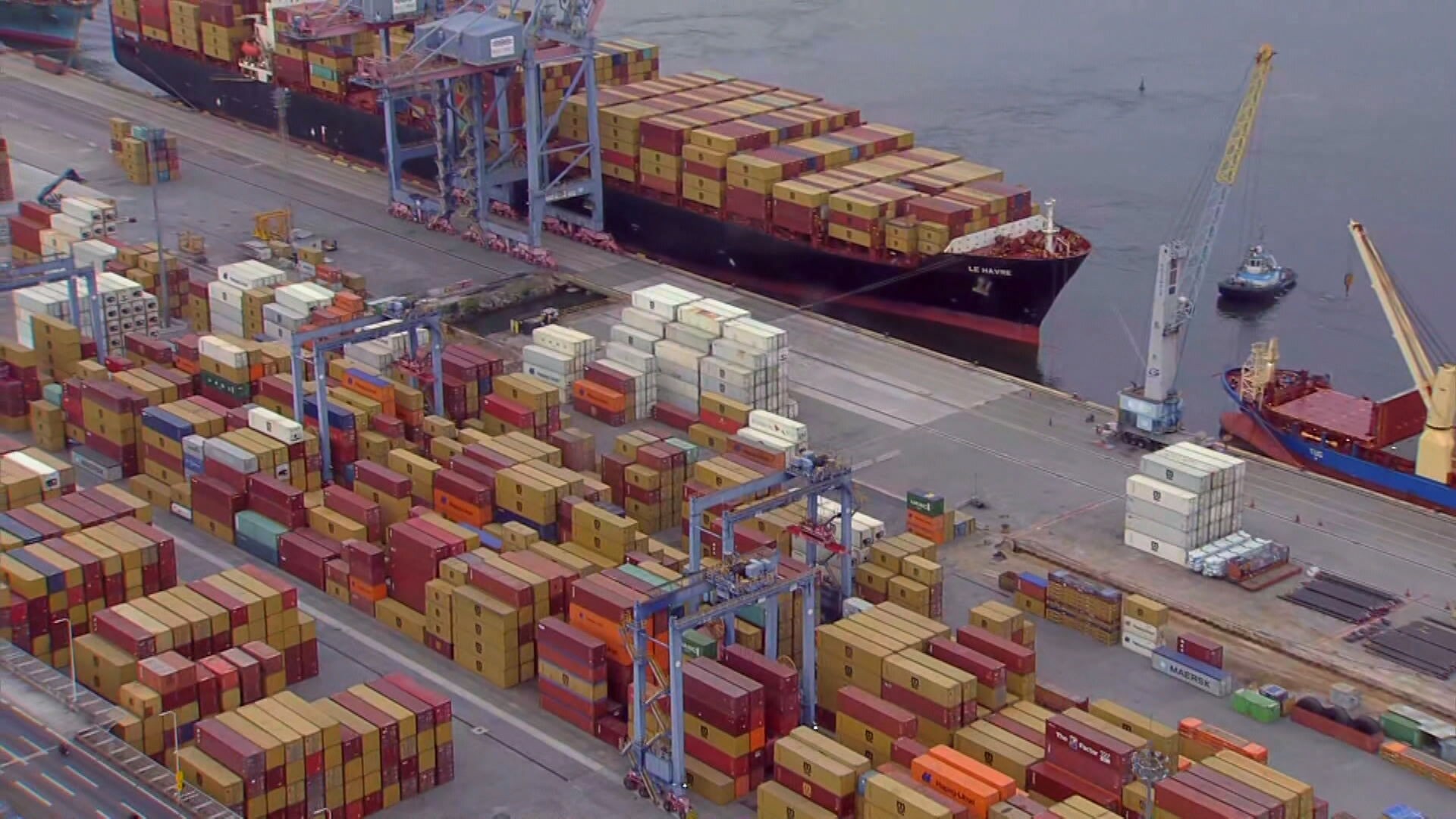 Auditor investigado pela PF e pela Receita liberou a entrada de 144 mil latas de energéticos proibidos pela Anvisa no Porto do Rio 