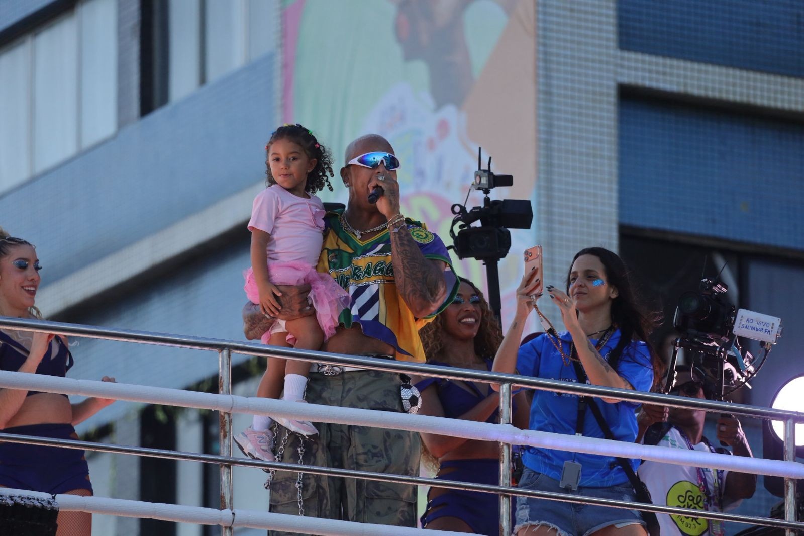 Filha de Léo Santana e Lore Improta estoura fofurômetro em cima de trio elétrico do pai no carnaval de Salvador