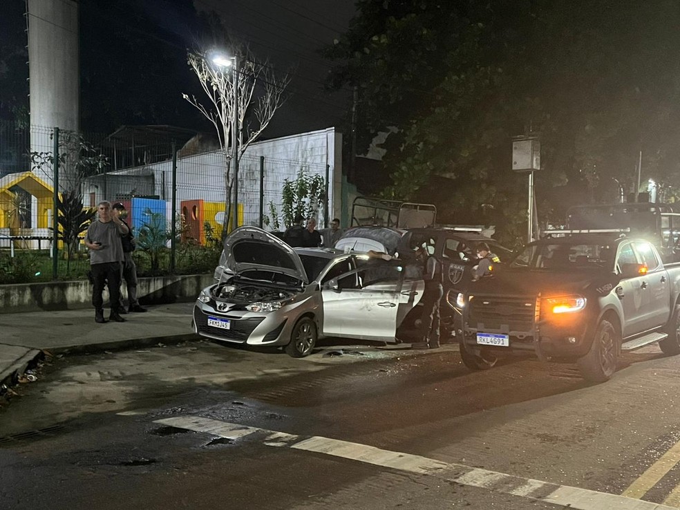 Veículo foi encontrado na Gardênia Azul, na Zona Oeste do Rio — Foto: Leslie Leitão/TV Globo