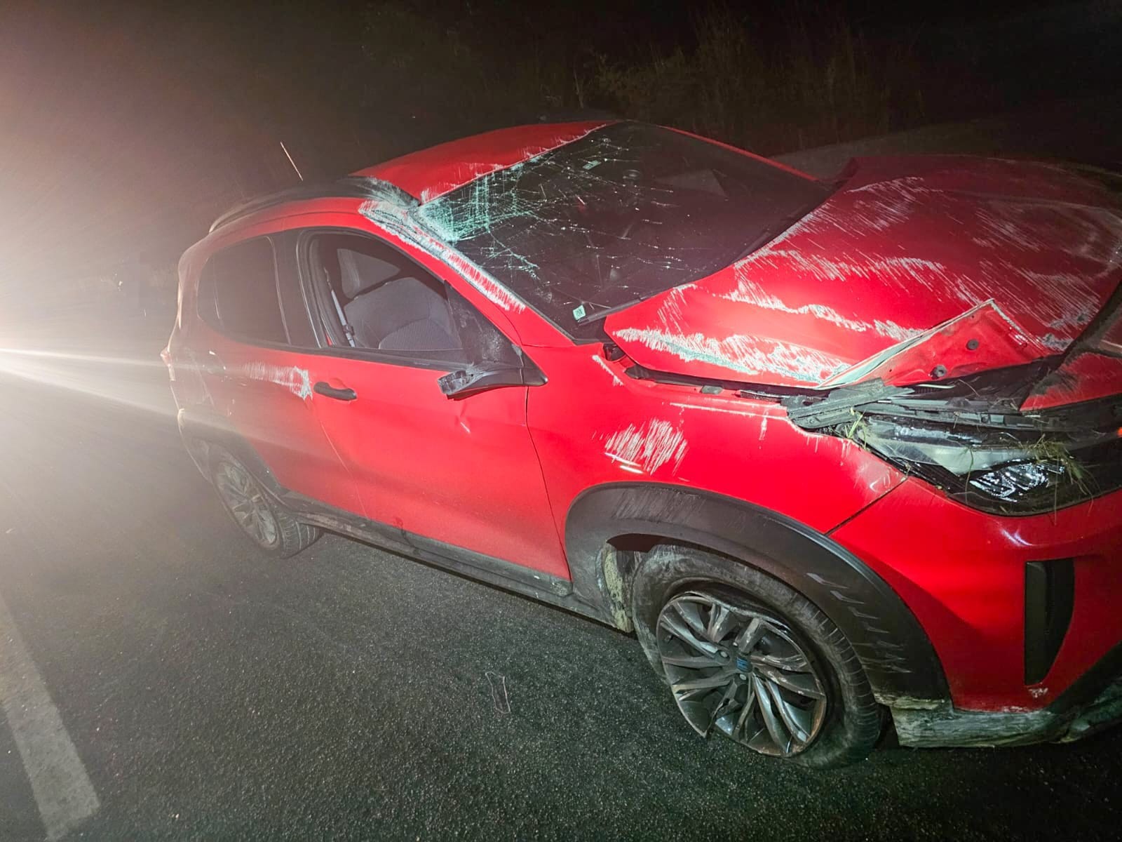 Motociclista morre atropelado por carreta após parar na BR-232 para ajudar motorista que bateu carro