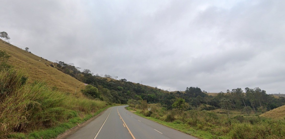 Motociclista morre após colisão com caminhão em Cunha, SP