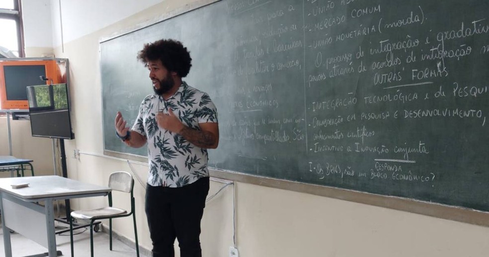Professor Kurt, de Paranaguá, explica que apps aumentam demanda de trabalho dos professores e dificultam retorno para alunos — Foto: Redes sociais