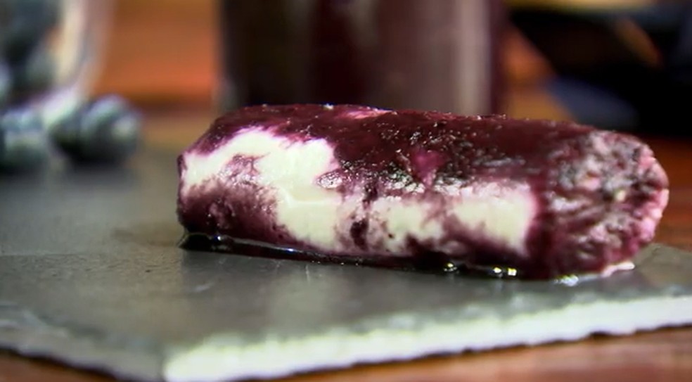 A estrela da companhia é o queijo com geleia de mirtilo, também conhecido como blueberry. O produto está em fase final de testes, prestes a ser lançado no mercado. — Foto: Globo Rural