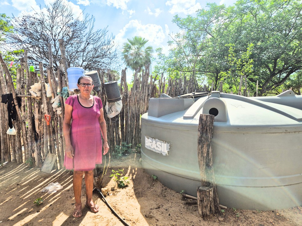 A família depende de uma adutora da região e carros-pipa para ter água em casa. Na foto está Maria Luciene, agricultora de 58 anos. — Foto: Gabriela Feitosa/g1