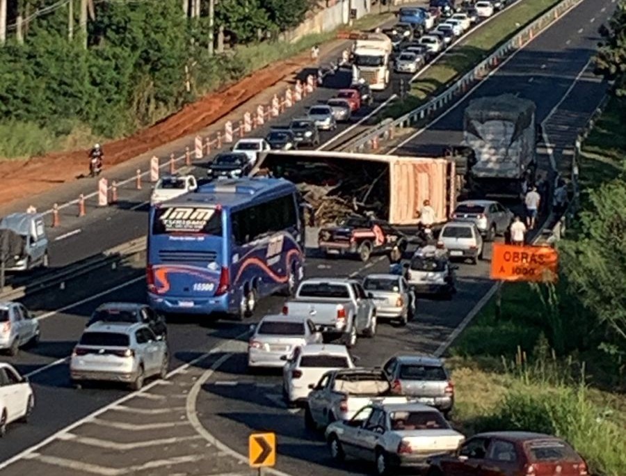 Carreta tomba e bloqueia pista de rodovia em Piracicaba