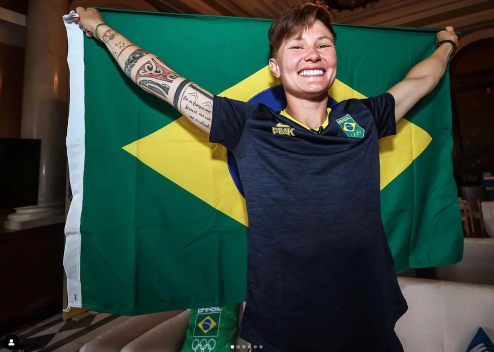 Raquel Kochhann, porta-bandeira do Brasil nos Jogos de Paris de 2024 — Foto: Gaspar Nbrega/COB