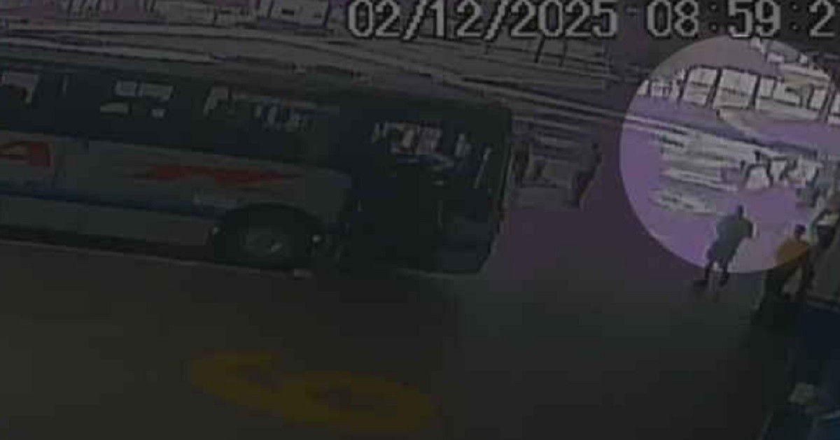Vídeo mostra momento em que homem esfaqueia ex-namorada e atual companheiro dela na rodoviária de Bauru