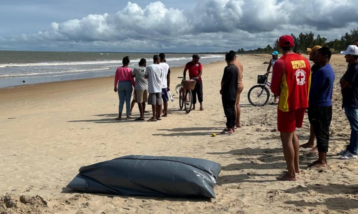 Pai e filho de São Paulo morrem afogados após mergulhar em praia turística da Bahia