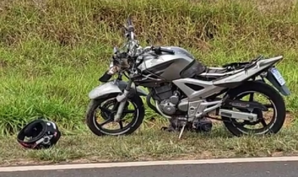 Motociclista perdeu controle em estrada vicinal em Lins — Foto: Nova TV/Reprodução