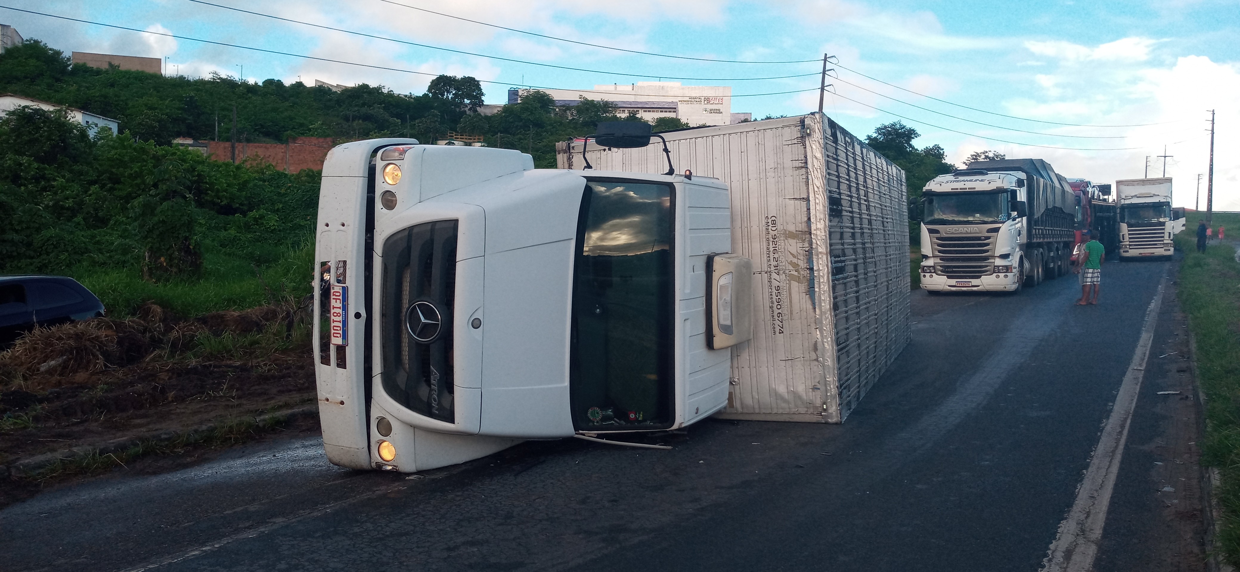 Motorista perde controle de caminhão e tomba na BR-230, em João Pessoa