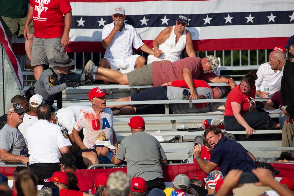 Apoiadores de Donald Trump após atentado em comício, na Pensilvânia — Foto: Rebecca DROKE / AFP