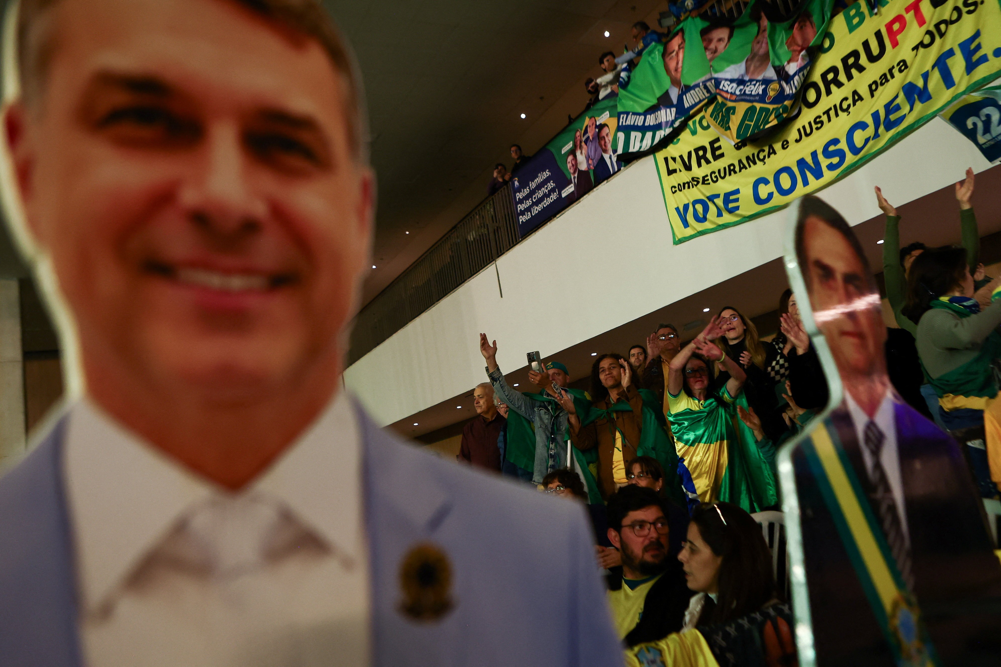 Mendonça manda remover vídeo com deepfake de Flávio Bolsonaro ao lado de Daniel Vorcaro