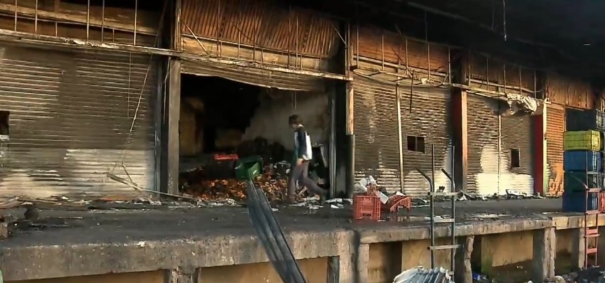 Reconstrução de parte da Ceasa de Curitiba destruída por incêndio deve levar meses; fogo queimou toneladas de alimentos