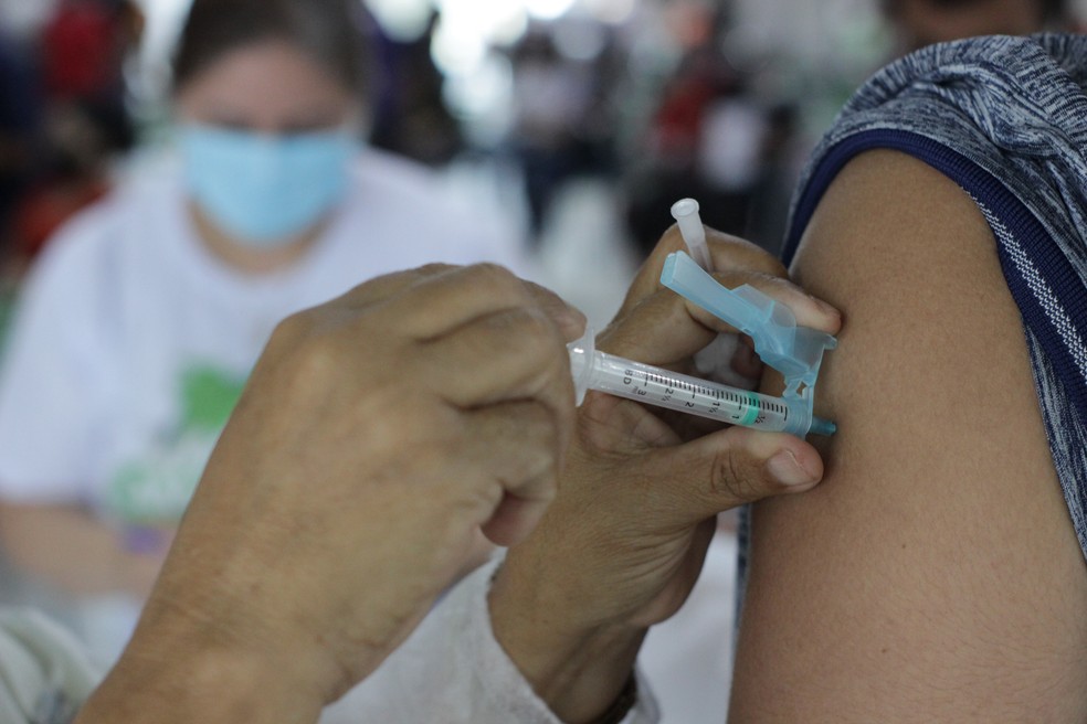 Vacinação contra a Covid-19 para jovens a partir de 18 anos nesta quarta-feira (21), no Centro de Convenções Vasco Vasques em Manaus (AM) — Foto: SANDRO PEREIRA/FOTOARENA/ESTADÃO CONTEÚDO