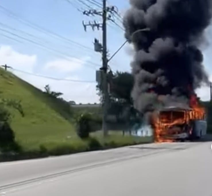 Ônibus pega fogo e interdita trânsito em Volta Redonda 