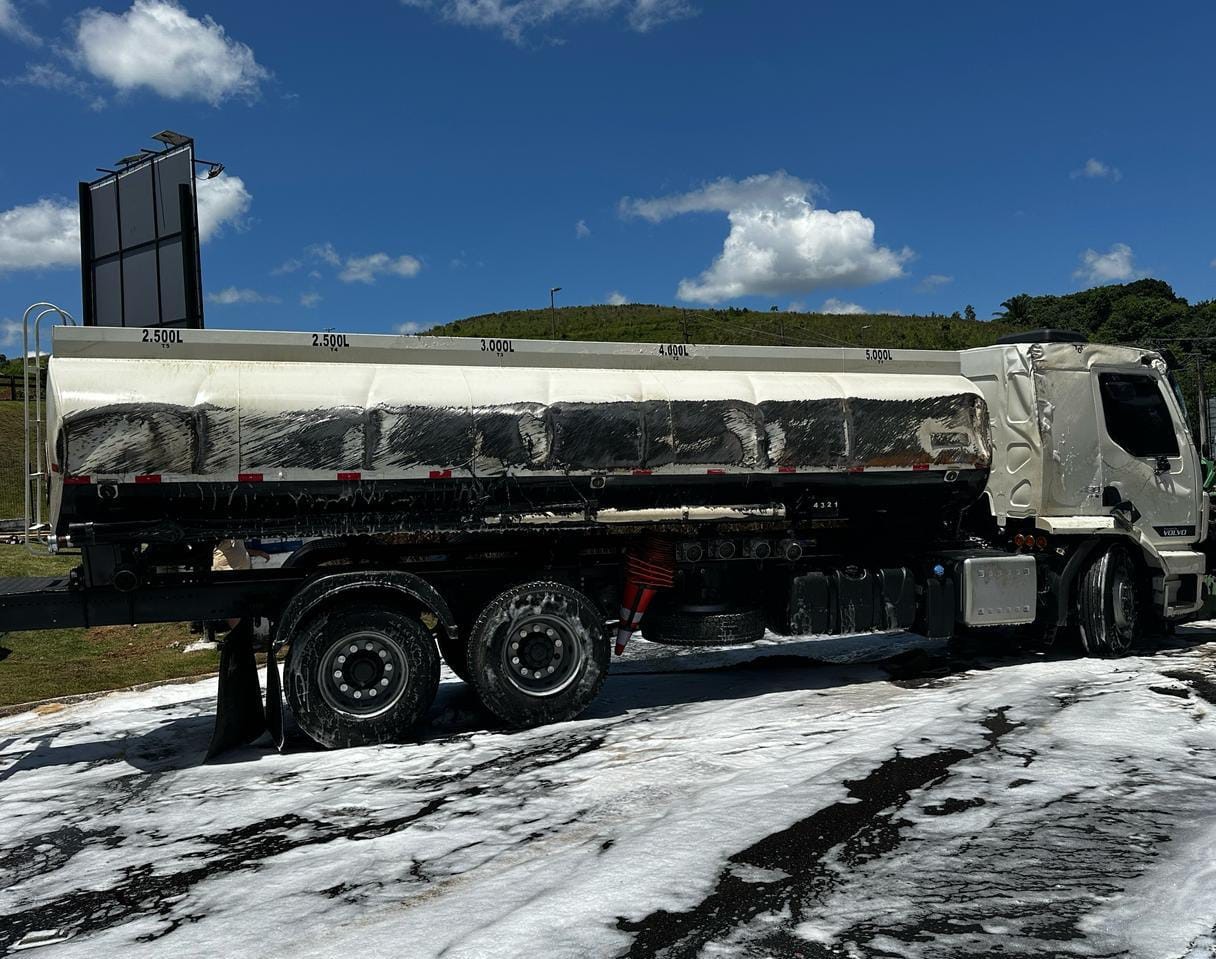 Caminhão-tanque cheio de combustível tomba na BR-232 no Grande Recife e interdita rodovia; VÍDEO