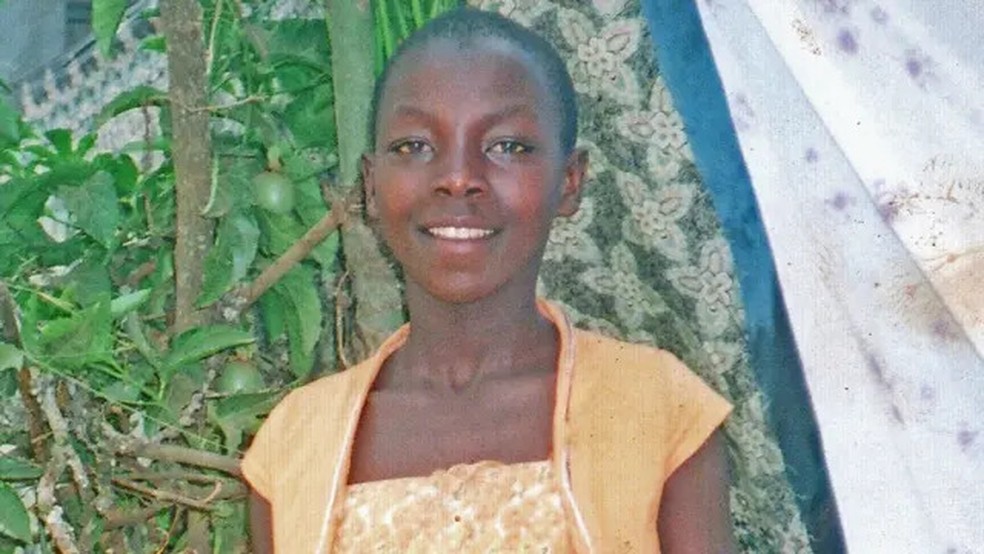 Monic Karungi foi criada com 10 irmãos na zona rural de Uganda — Foto: BBC