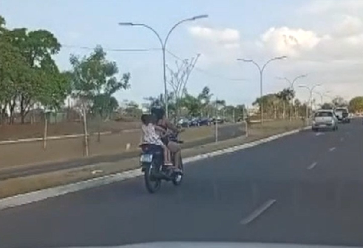 VÍDEO: Mulher é flagrada transportando crianças sem capacete em avenida de Campo Grande