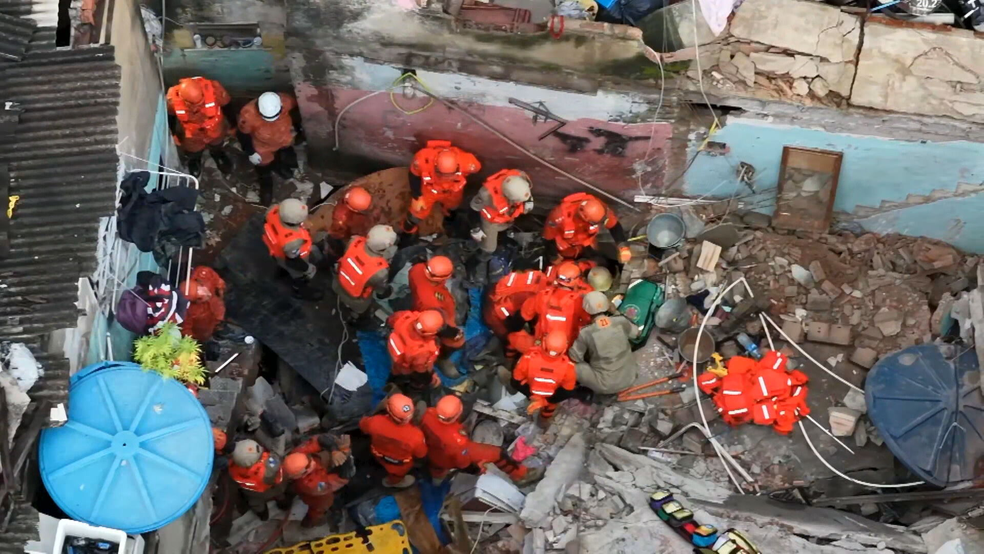Imagens de drone mostram militares trabalhando no resgate de mãe e filha soterradas após queda de casa — Foto: Reprodução/TV Globo