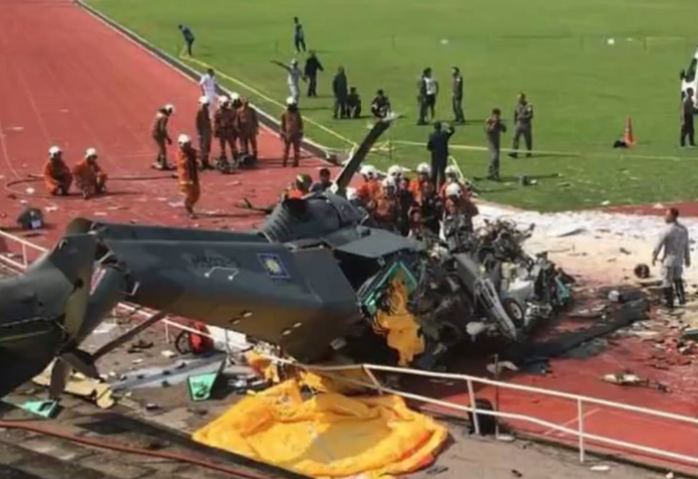 Helicpteros caram em complexo esportivo, na Malsia — Foto: Governo da Malsia