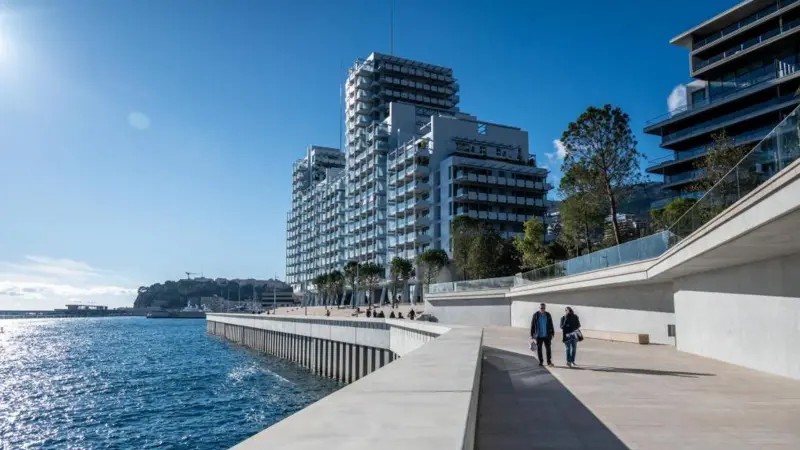 O bairro de luxo de Mônaco de mais de US$ 2 bi construído sobre o mar