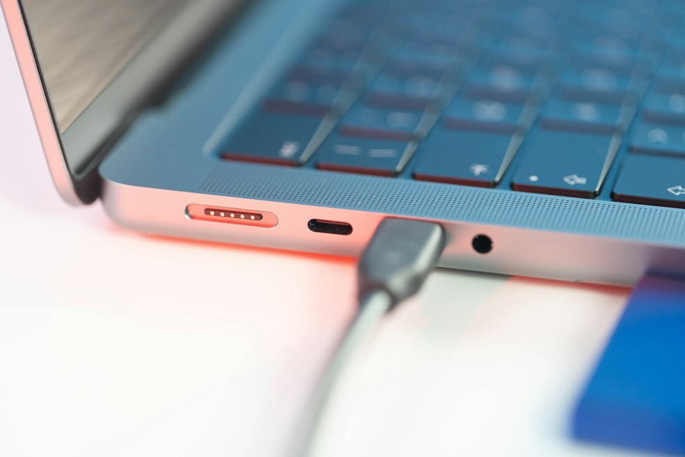 Deixar o notebook na tomada o dia todo estraga a bateria? — Foto: TheRegisti/Unsplash
