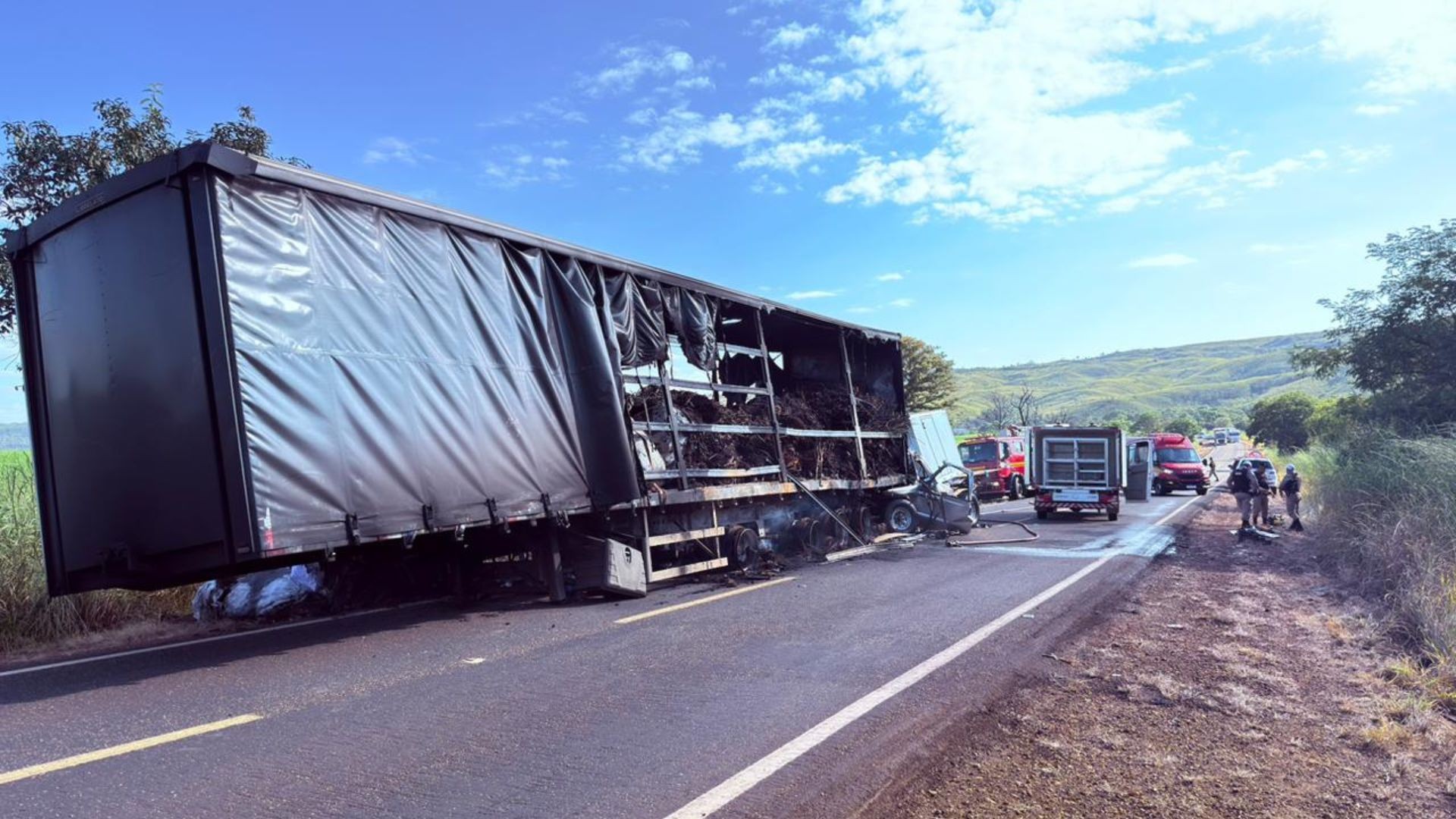 Pai e filho morrem após caminhonete com queijo bater em carreta parada na MG-428