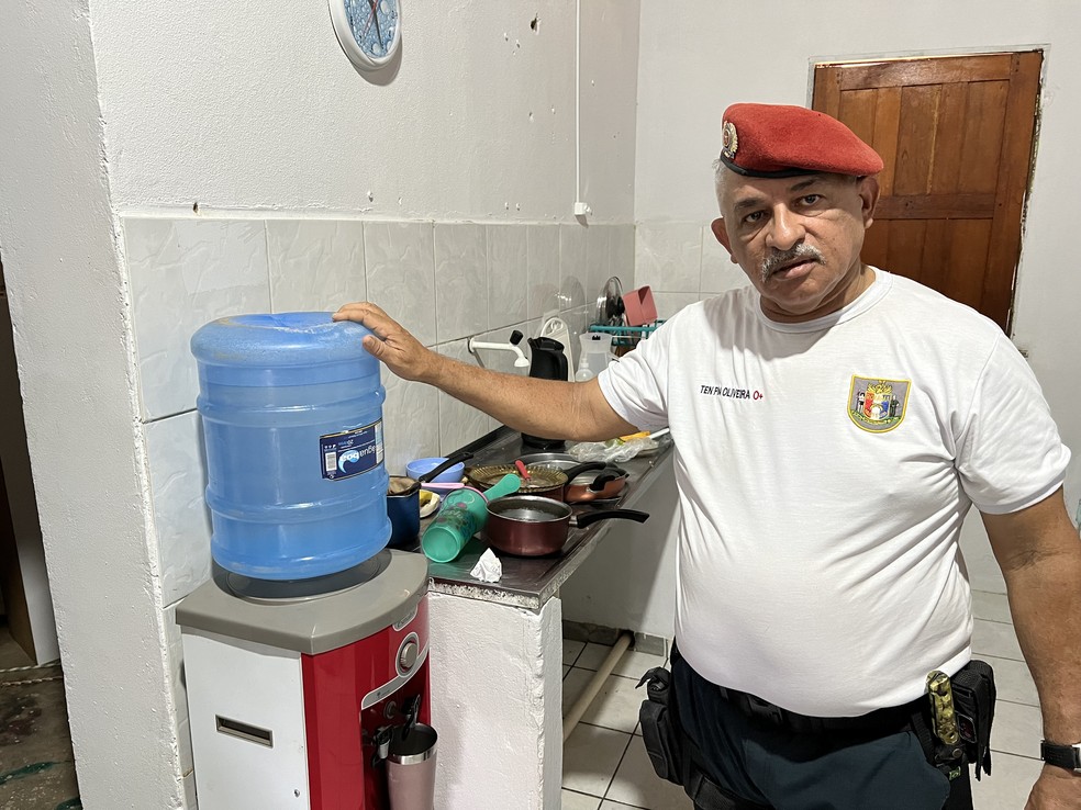 Tenente Almir Oliveira, 67 anos, começou a comprar galões de água mineral para beber, mas ainda não tem água para lavar a louça — Foto: Caíque Rodrigues/g1 RR