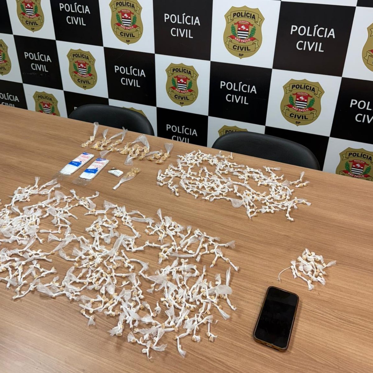 Dupla é presa com 919 porções de crack em Piracicaba