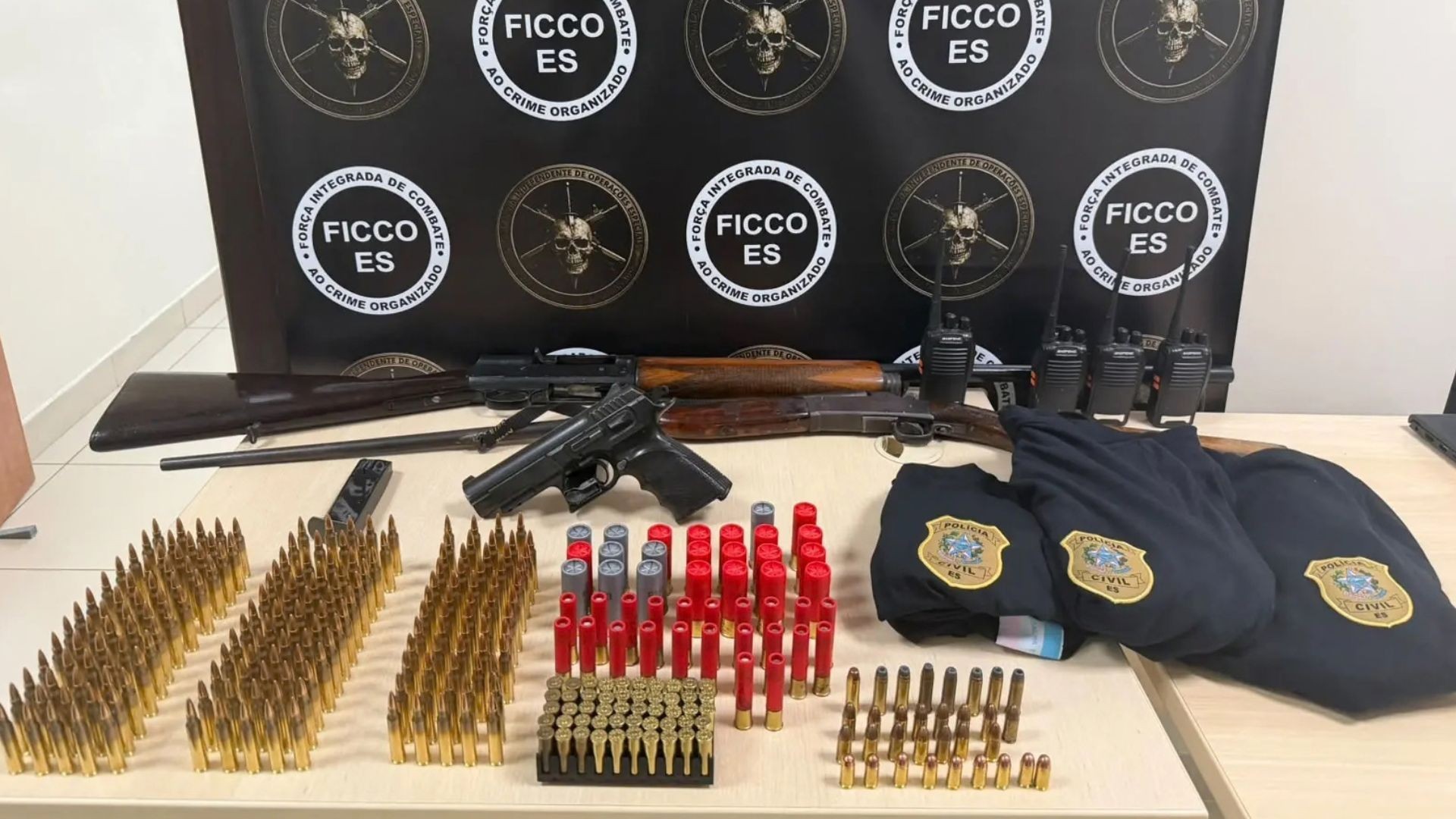 Suspeito de fornecer armas para facções é preso com granadas e uniformes falsos da Polícia Civil em Guarapari