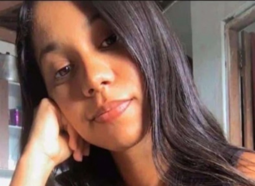 Mulher de 27 anos morreu na madrugada deste sábado (11), após o carro em que ela estava bater em um poste de energia na BA-652, no trecho do município de Ibirapitanga — Foto: Arquivo pessoal