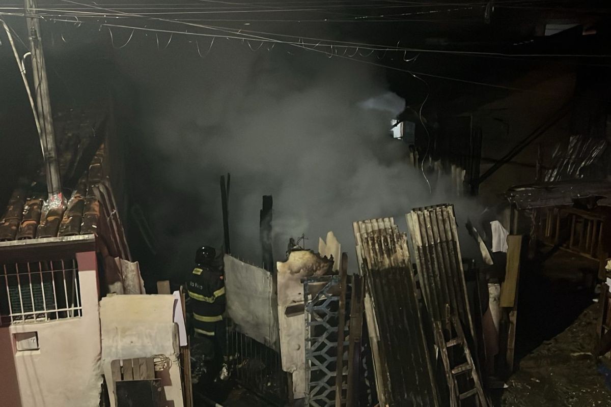 Casa de madeira fica destruída após pegar fogo no Litoral Norte de SP; veja vídeo