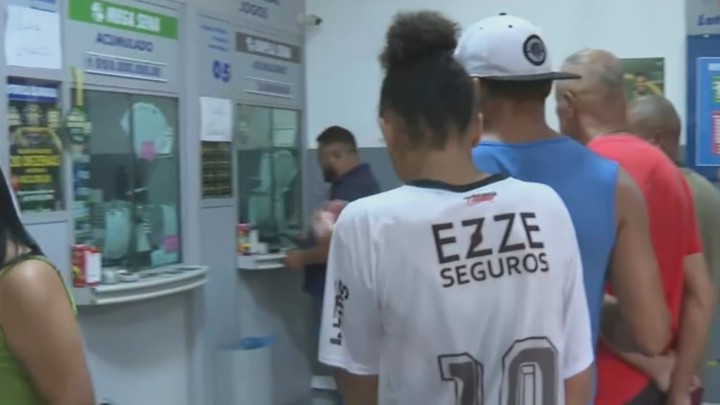 Apostadores fazem fila em lotérica de Curitiba onde aposta vencedora da Mega da Virada foi feita no ano passado