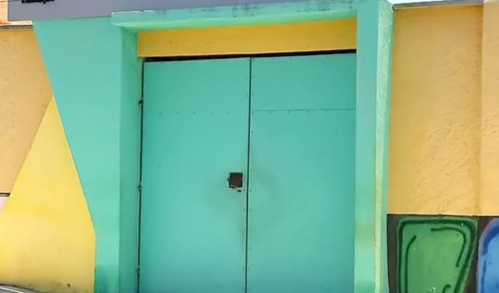 Escola municipal localizada na Rua Ana Gonçalves, no Bairro São João do Tauape, suspendeu as aulas na segunda (16) e nesta terça-feira (17). — Foto: Reprodução