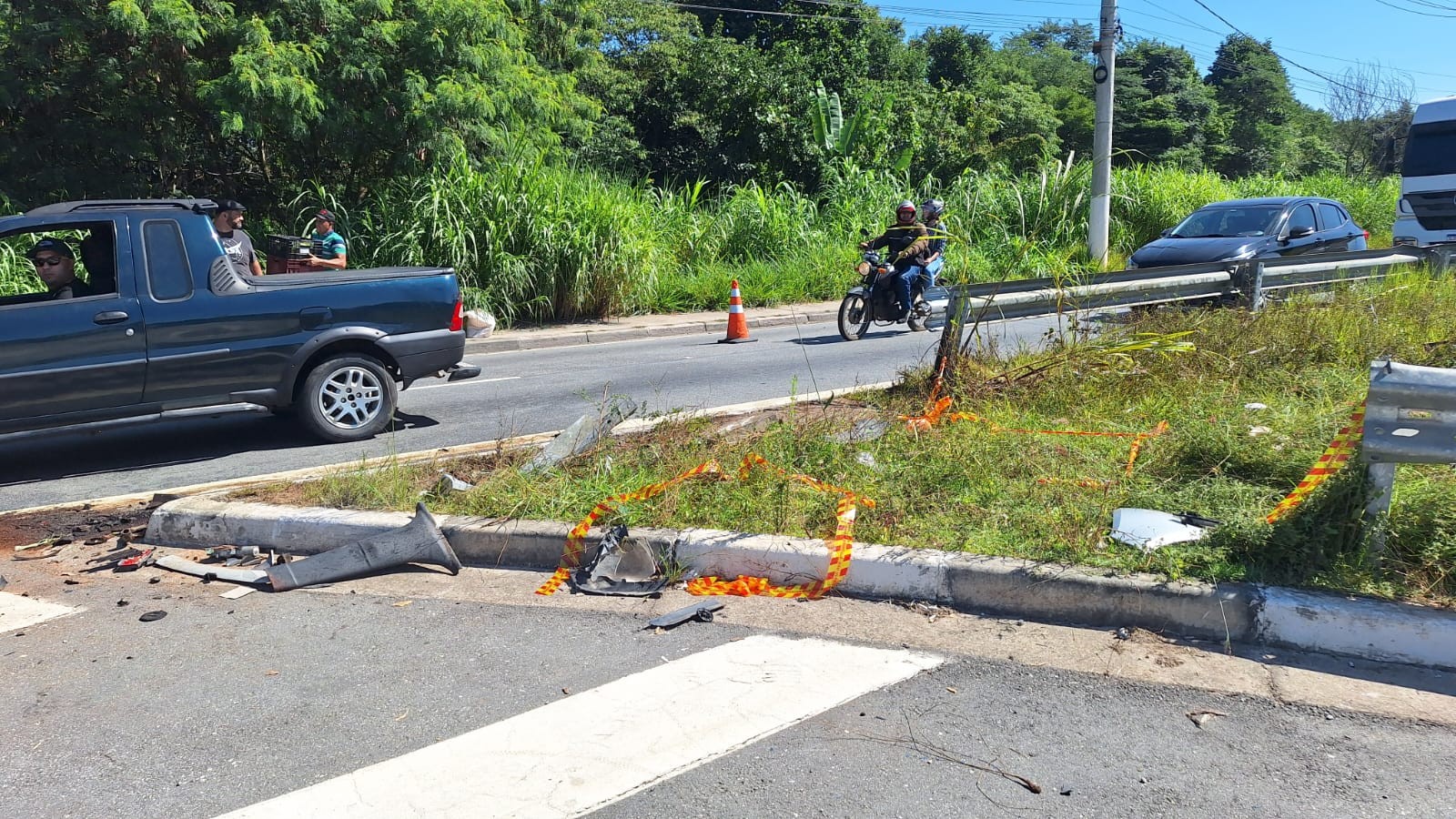 Motorista morre após perder controle, atingir mureta e bater de ré em caminhão em Itaquaquecetuba