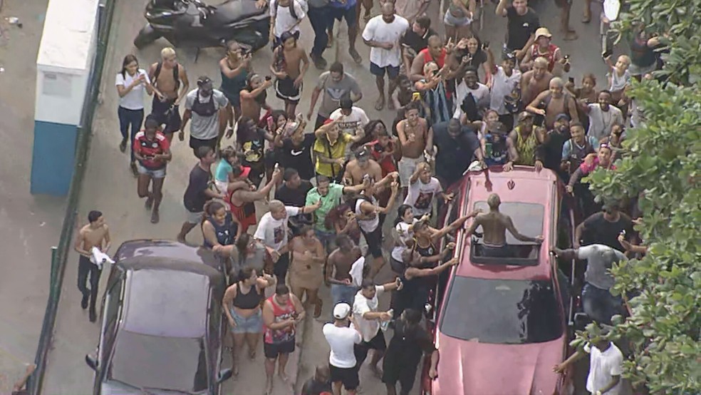 Poze comemora a saída do presídio — Foto: Reprodução/TV Globo