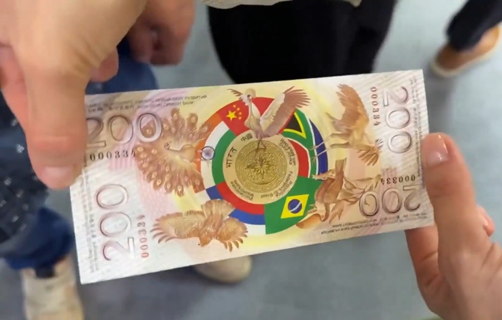 Cédula simbólica dos Brics apresentada em Fórum Econômico de São Petersburgo. — Foto: Reprodução/Redes sociais