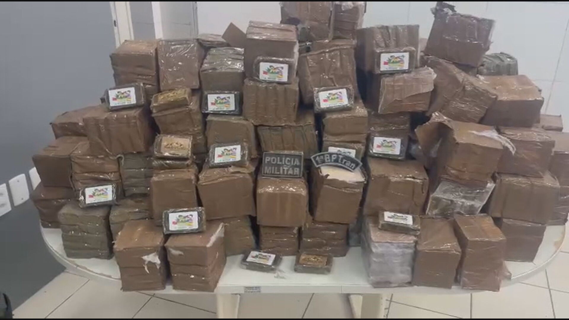 Homem é preso ao transportar 230 kg de haxixe em furgão no Grande Recife
