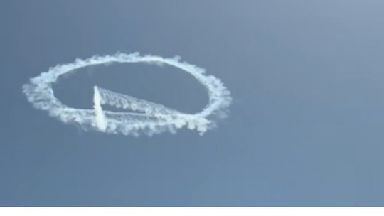 É #FAKE que nuvens circulares no céu dos EUA sejam sinal extraterrestre; trata-se de ação promocional para filme 'Quarteto Fantástico' - As nuvens foram criadas artificialmente como parte de uma ação de marketing para promover o filme 'Quarteto Fantástico: Primeiros Passos', que estreia nos cinemas norte-americanos no dia 25 de julho.