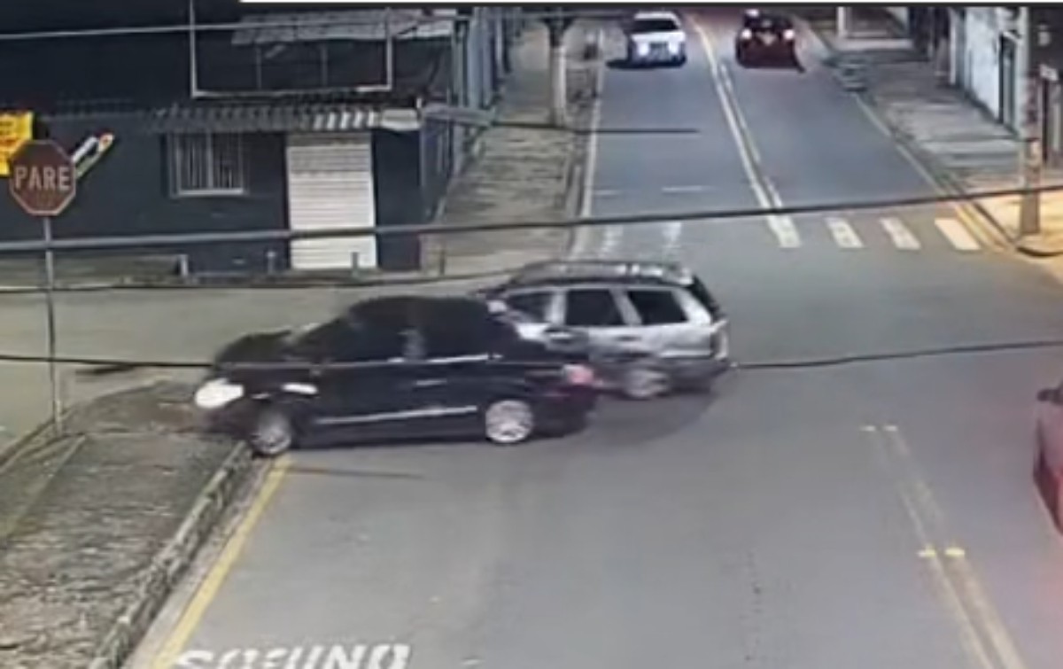 VÍDEO: Acidente entre carros deixa dois feridos em Volta Redonda