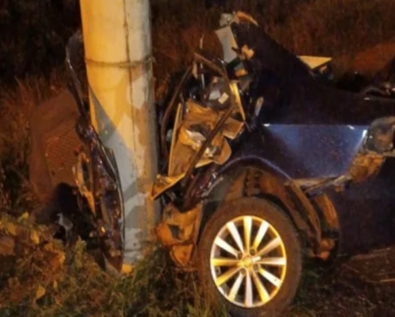 Adolescente de 15 anos morre em acidente de carro na Bahia; veículo partiu ao meio com impacto