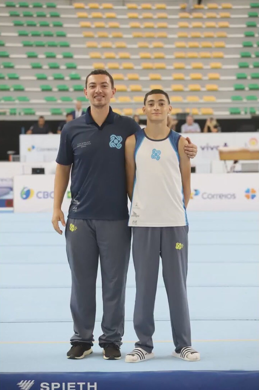 Jose Luis com o treinador Jefferson Leite — Foto: TV Globo/Reprodução