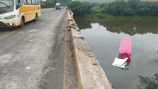 Caminhão fica submerso no Rio Tibagi após motorista perder controle e cair de ponte  - Foto: (PRF)