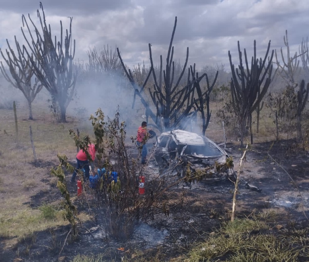Carro pega fogo após colisão frontal e médica morre na Bahia — Foto: Brigada Voluntária Anjos Jacuipenses