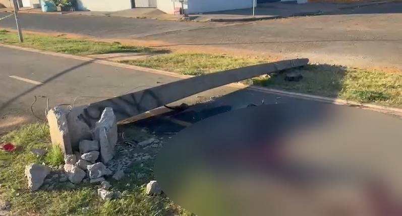 Motociclista morre após bater em poste e estrutura cair sobre ele em MT
