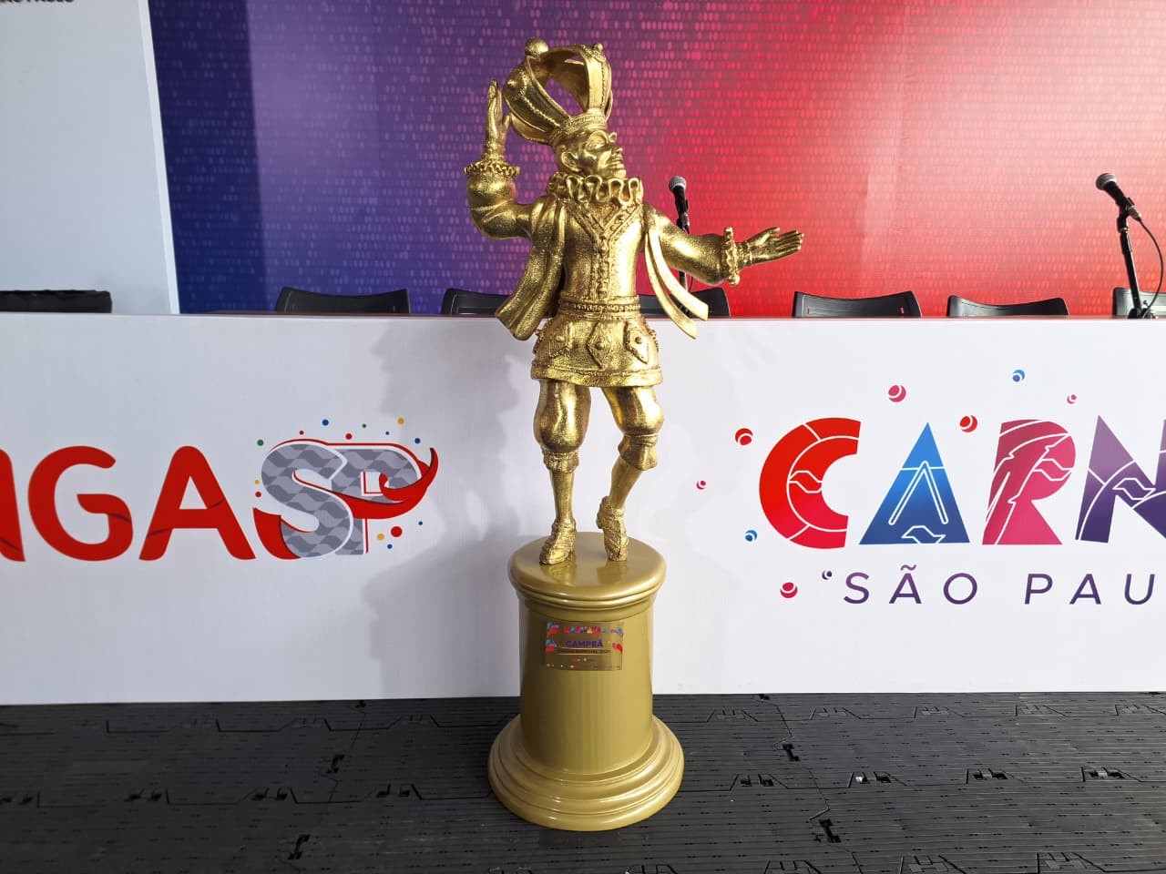 Do bronze ao plástico: do que são feitos os troféus das escolas de samba do Grupo Especial de SP